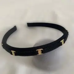 フェラガモ 黒 カチューシャ ゴールド金具　細め