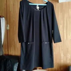 黒の長袖ワンピース ポケット付き