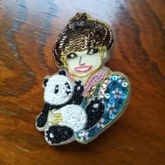 黒柳徹子(田川啓二作)ビーズ刺繍ブローチ
