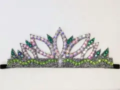 クリスタル装飾の華やかなティアラ