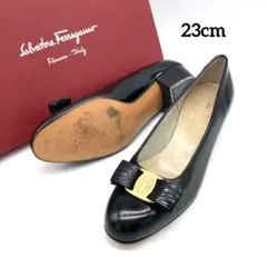 ✨極美品✨ 大人気✨ Ferragamo 23cm パテントレザー ヴァラリボン