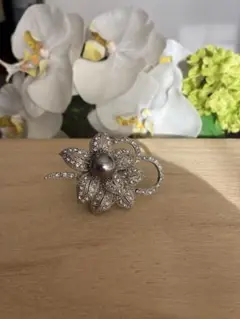 エレガントな花のブローチ