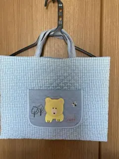 クマのアップリケ付き手提げバッグ