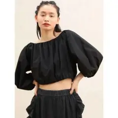 【本日限定お値下げ品】ESCAR 黒 クロップド丈 トップス