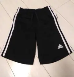 アディダス　黒ハーフパンツ　120