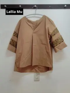 美品 Lallia Mu 刺繍入り五分袖Vネックトップス シャツ