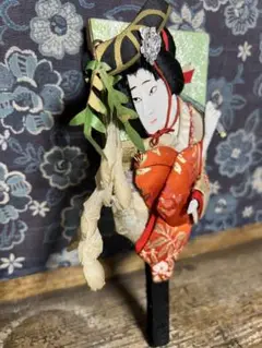 和装の女性の手作り羽子板