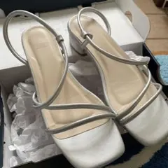 ナローストラップサンダル　シルバー　新品