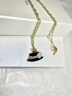 黒い帽子のペンダントネックレス