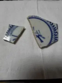 青い絵柄の陶器の破片