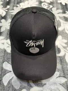 Stussy ブラック トラッカーキャップ
