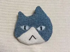 ムッツリ猫ふんわりブローチ　ハチワレ