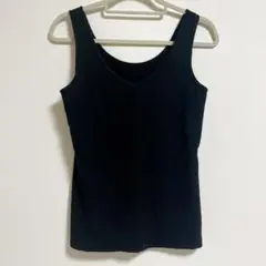 黒のVネックタンクトップ