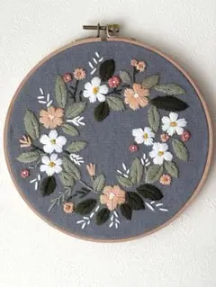 フランス刺繍　完成品　20cm 木製枠付き #10