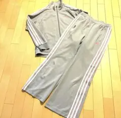 adidas グレー ストライプ セットアップ