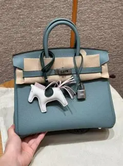 グリーン レザー ハンドバッグ チャーム付き