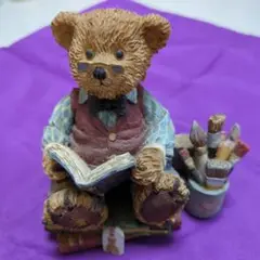 ボイズベア、クマのフィギュア 本を読む 高さ約11cm、横約9.5cm