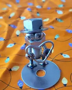 金属製のユニークな人形型アート