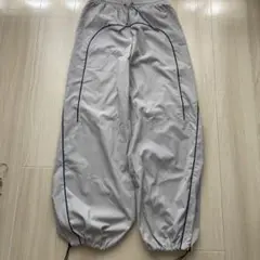 グレーの軽量パンツ
