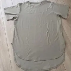 オリーブ色 半袖Tシャツ ロゴプリント