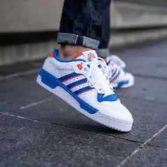 adidas スニーカー ホワイト/ブルー/オレンジ