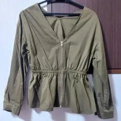 オリーブ色ノーカラージャケット