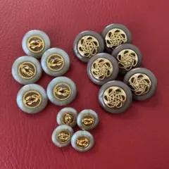 落ち着いた上品さを醸し出しています。アートな素敵オーラあるレトロボタン♪
