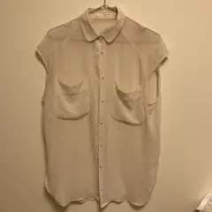 クリーム色ノースリーブシャツ