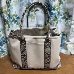 アイボリーとヘビ柄の2wayバッグ