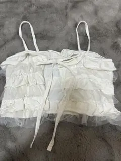 フリル付きホワイトクロップドトップ