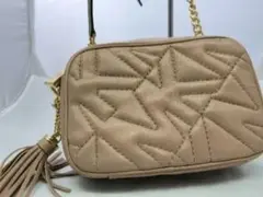 マイケルコースベージュ キルティング ショルダーバッグ タッセル付き