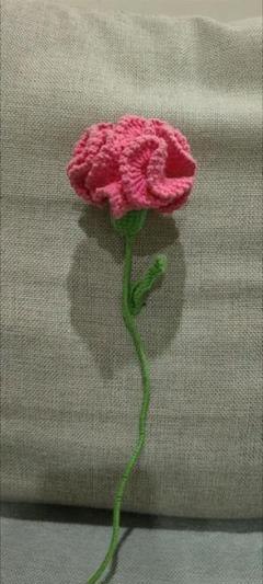 ピンクのかぎ針編みバラの花