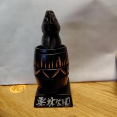 木製の黒い置物 幾何学模様　バレルマン
