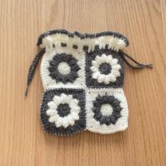 【ハンドメイド】フラワーモチーフ　グラニースクエア　巾着ポーチ　グレー
