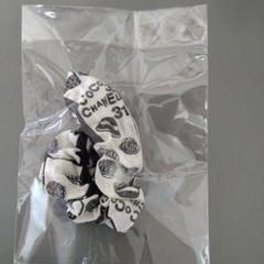 CHANEL ロゴ入りシュシュ ホワイト/ブラックノベルティ非売品 CHANEL ロゴ入りシュシュ ホワイト/ブラックノベルティ非売品