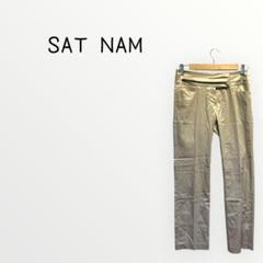 【SAT NAM】ゴールド スリムフィット スラックス　カジュアルパンツ　サテン