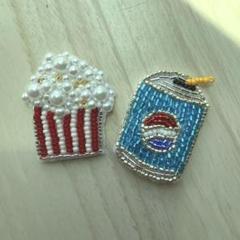 ビーズ刺繍ブローチ　ポップコーンとペプシ　ハンドメイド ブローチ