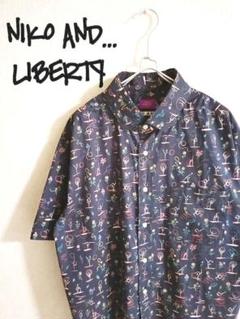 D222109 NIKO AND... × LIBERTY 総柄半袖シャツ