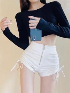 紐がかわいいハイウエストホットパンツ　美脚効果あり　ホワイト　Sサイズ