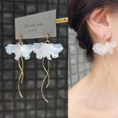 No.416 フロストフラワー 花びら×ウェーブゆらゆら華奢スティックピアス
