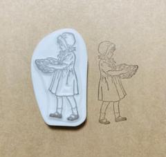 消しゴムはんこ。林檎を持つ女の子のサムネイル