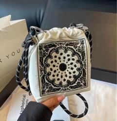 ミニバッグ　刺繍　ショルダーバッグ　ポーチ　ショッピング　スマホ入れ　観光　旅行