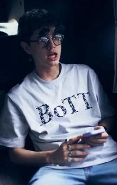 ボット×リーボック　半袖Tシャツ コラボ　入手困難モデル リーボック」が気鋭ストリートウエアブランド「ボット」と初