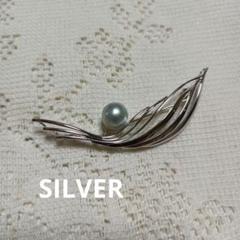 パール付きSILVER ブローチ - メルカリ