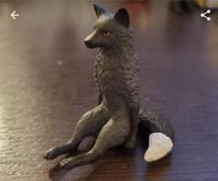 座る狐　ギン(黒)　二匹セットのサムネイル