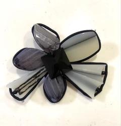 Armani 花モチーフ ブローチ グレー/ブラック