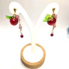 お値引き今日のみ！ガラスのりんごのハンドメイドイヤリング☆金具変更無料☆