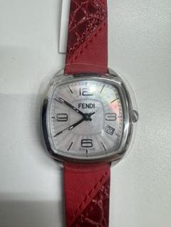未使用　FENDI フェンディ 時計　シェル文字盤 赤 未使用FENDI フェンディ 時計シェル文字盤 赤