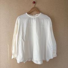 【美品】yori バックリボンサテンブラウス ベージュ yori バックリボンサテンブラウス ベージュ - シャツ/ブラウス