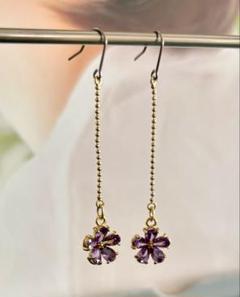 淡い紫色のキュービックジルコニア花形ロングチタンピアス